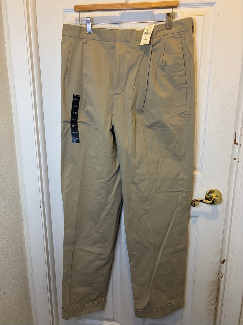 Banana Republic Men's Smithfield Pleated Chinos in Khaki Tan 36x34